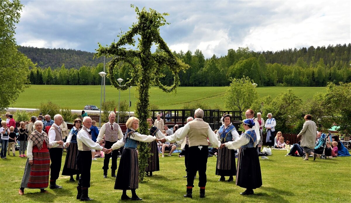 Midsommar в Швеции. Мидсоммар праздник в Швеции. Мидсаммер шведский праздник. Фестиваль Майское дерево Приозерск.