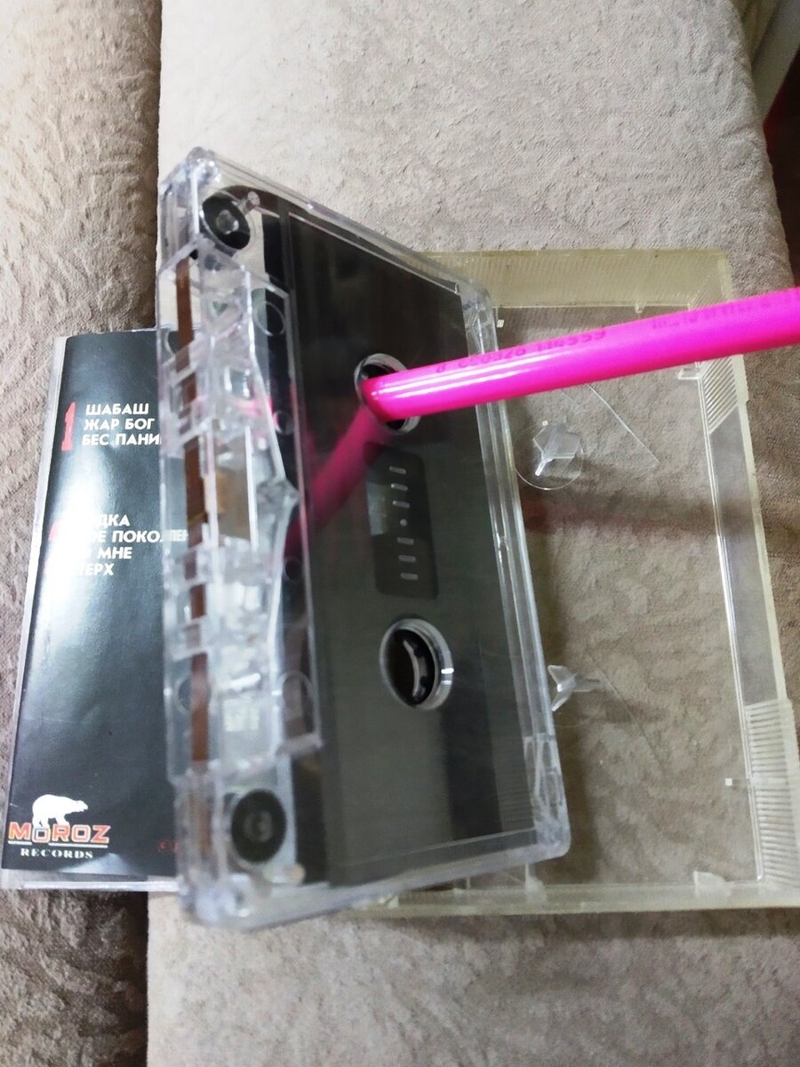 Коробочка открывалась легким движением руки. )) А карандаш вставлять сюда, а не куда вы там подумали. )) 