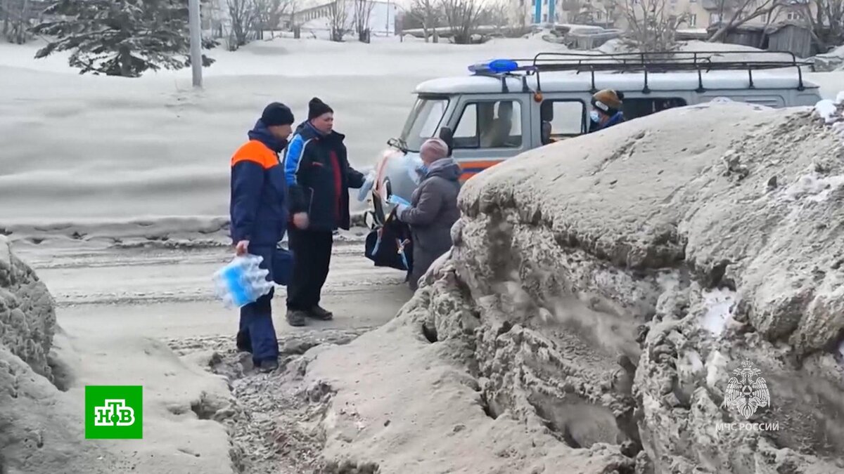    Последствия извержения: с улиц камчатских поселков вулканическую смесь вывозят самосвалами
