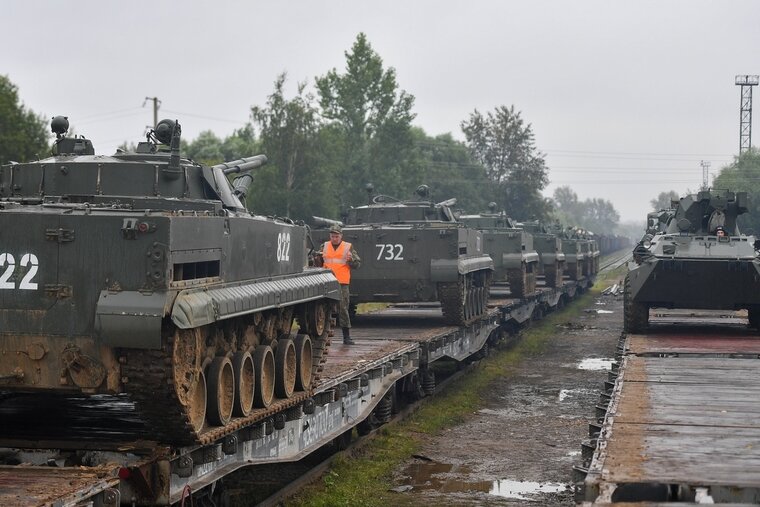   Колонна военной техники движется по трассе М-4 Дон (архивное фото)