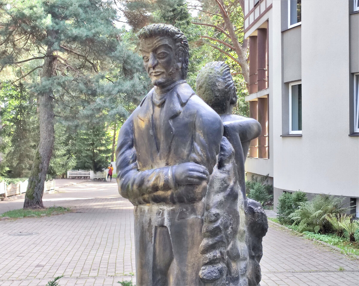 «Двойственность внутреннего мира» (памятник Эрнсту Теодору Амадею Гофману в Светлогорске. Источник — dzen.ru/pa_myatnik