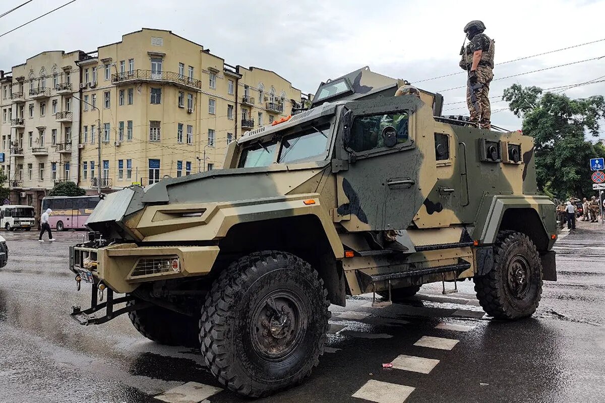 Боец Вагнера стоит на бронетранспортере, охраняя территорию возле штаба Южного военного округа в Ростове-на-Дону, суббота, 24 июня. Фото: AP