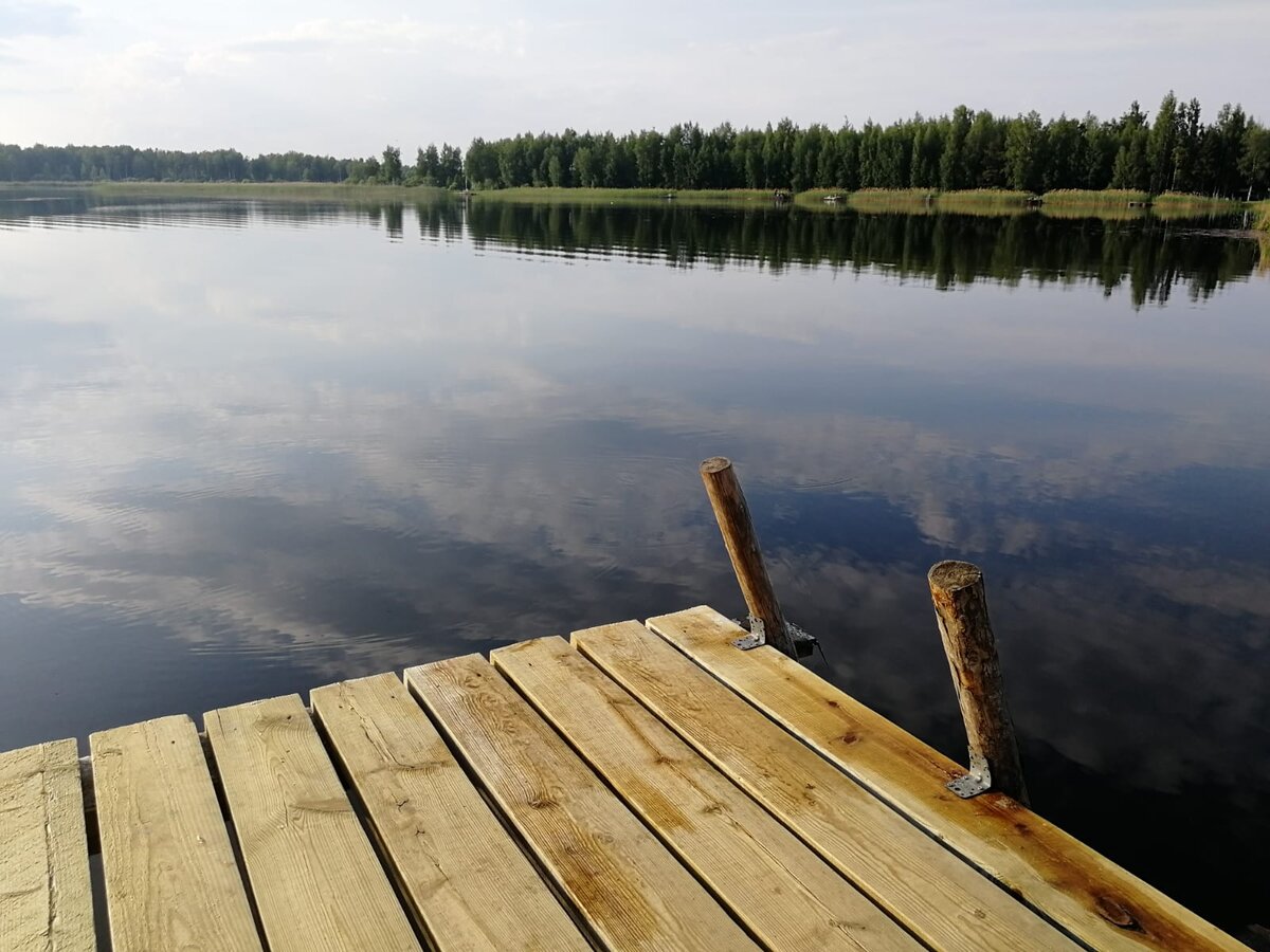 Во многих местах на озерах есть подобные помосты. Со скамейками. Можно рыбачить, можно просто любоваться на закаты. 