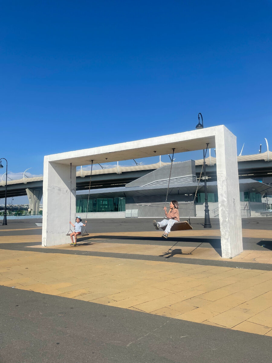 Качели у метро «Зенит»