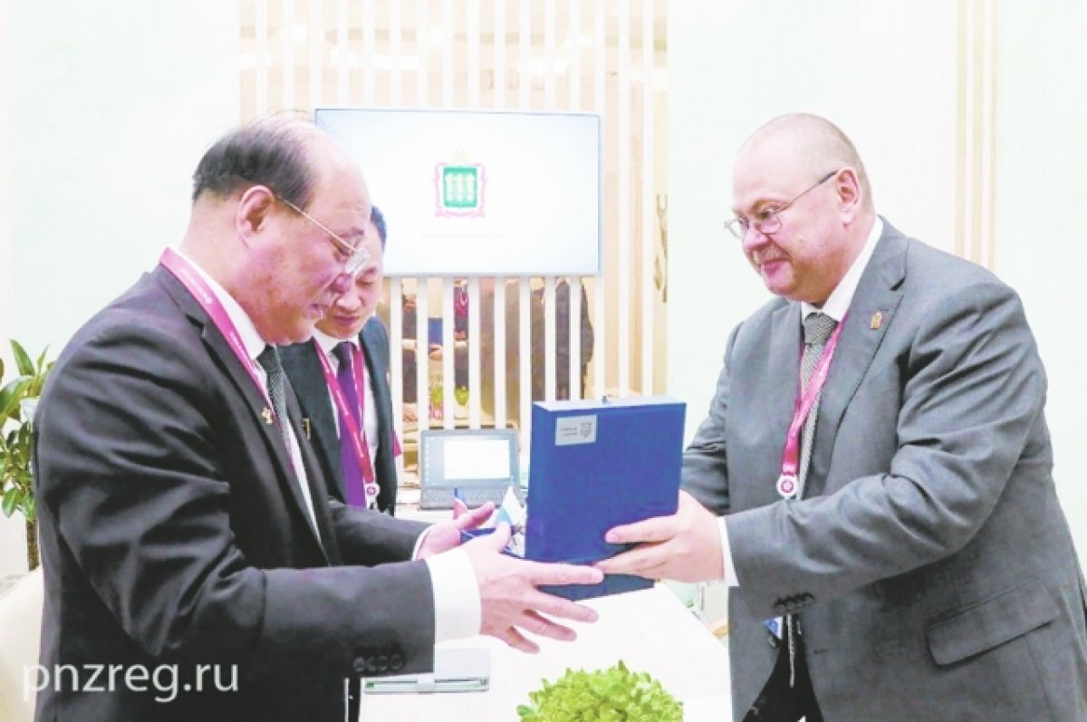    Губернатор Олег Мельниченко предложил послу КНДР Син Хон Чхолю посетить Пензенскую область. Фото Пресс-службы Правительства Пензенской области