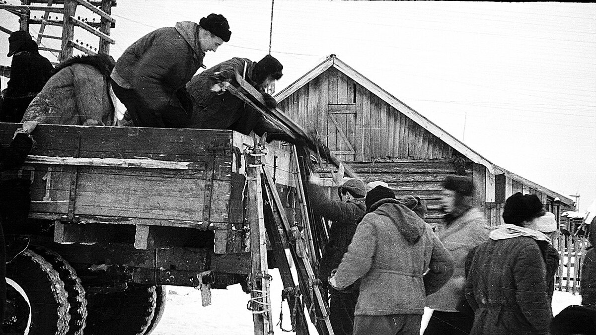 Погрузка лыж группы Блинова.