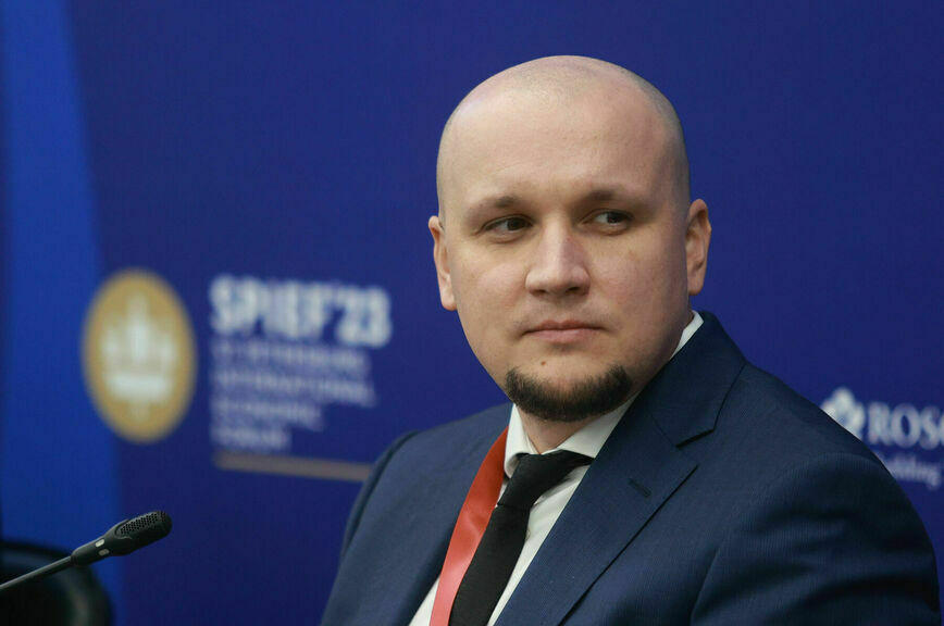 «Таким образом, выстраивается единая система профориентации в стране, ее базой  служит «Билет в будущее» — проект, который позволяет любому региону качественно осуществлять профориентацию и снабдить преподавателей верифицированным профориентационным контентом, а также любые другие практики, которые работают в этом направлении», — заявил Есин в рамках панельной дискуссии Петербургского международного экономического форума. 
