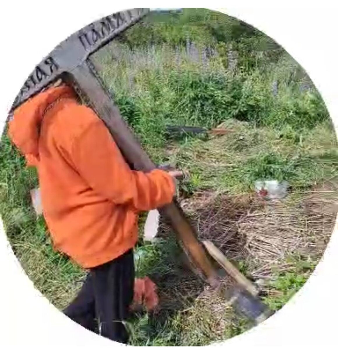  Вот типичный пример. Подростки утащили на кладбище крест, чтобы нарисовать на нем плохие слова, выкинуть и записать видео в Telegram. Молодцы, испортили себе биографию. МВД уже занимается этой ситуацией. 

Все это в очередной раз говорит о том, что у подростков много энергии, которую они не знают куда направить.Возвращая к вопросу о досуге молодежи, доступности и вообще наличия кружков, секций, летних лагерей, других интересных занятий для детей