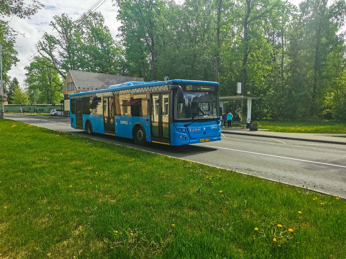 Автобус 5199521 ЛиАЗ-5292 следует по маршруту № 967 по Фитарёвской улице. Автобус следует к метро "Коммунарка" от ТЦ "Мега" в Тёплом Стане через Бутово и Коммунарку.