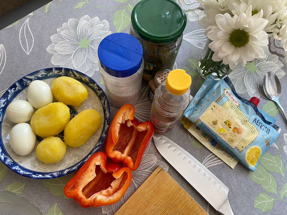 Луковичка сливается с обстановкой и очень похожа на третье яйцо, но это не так)