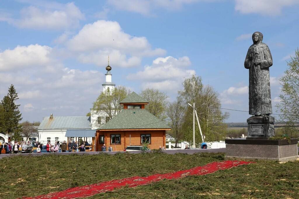 Себино, Тульская область, родина святой Матроны Московской. Установлен памятник ей. 