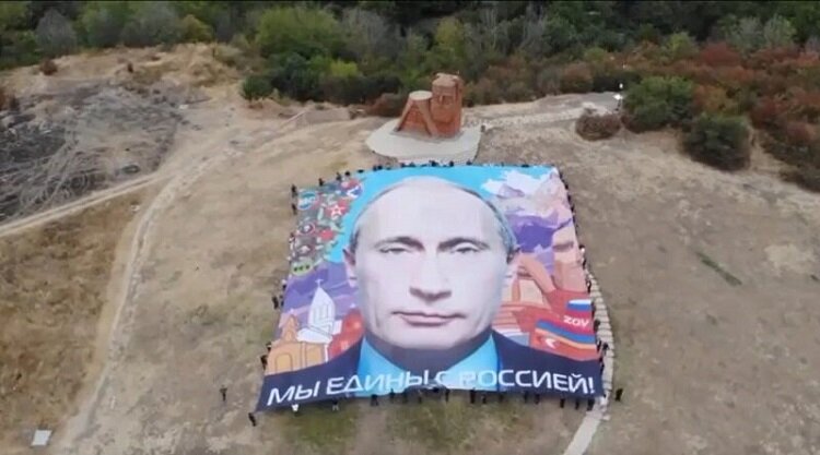 Большой плакат у памятника - символа Нагорного Карабаха. Фото из открытых источников сети Интернета.