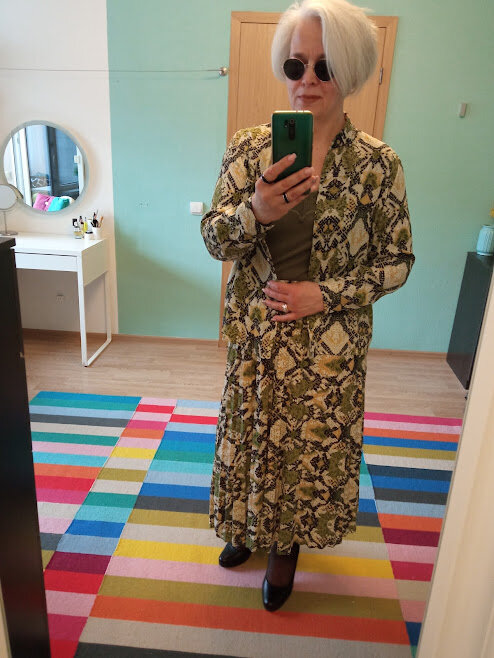 Юбка плиссе и блузка со змеиным принтом. Можно носить и как костюм с топом и по отдельности.