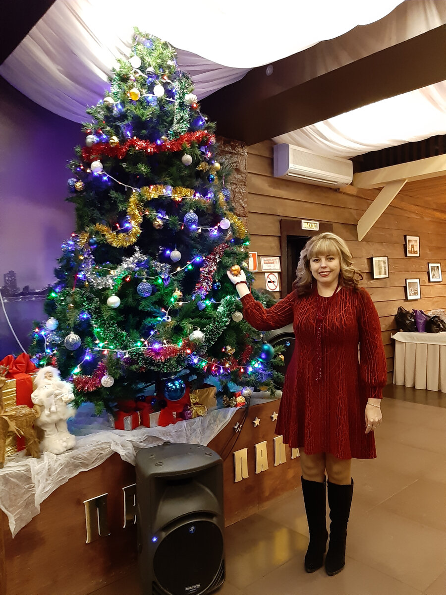 Встреча Нового 2020 года. Первый праздник в узком кругу с коллегами из отдела. Фото из личного архива автора. Листаем вправо