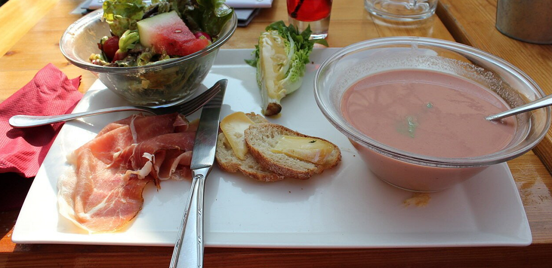 Рецептом чечевичного супа с нами поделилась Ануш Мирзоянц из кулинарной школы "Мир Ануш". В сочетании с чечевицей мне больше нравятся восточные рецепты.