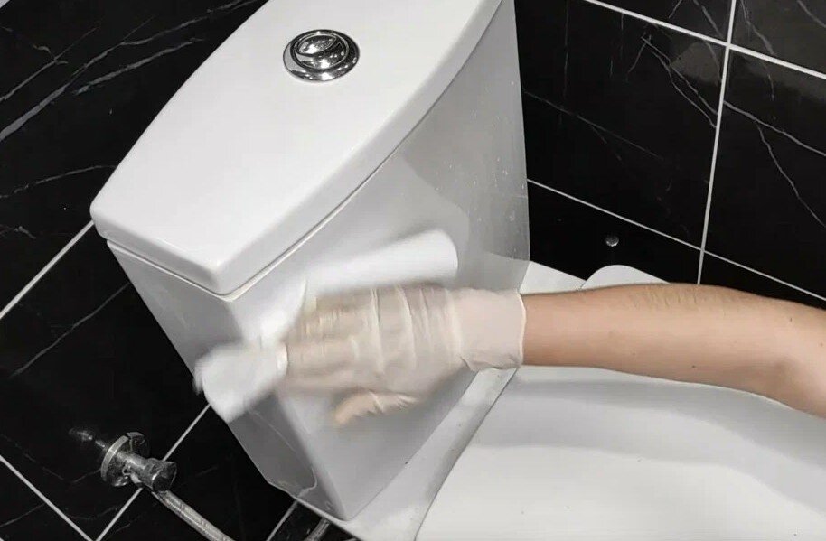 От ржавчины на туалете и ванны. Очистить туалет от ржавчины. Ванны раковины унитазы чистят гиг тест. Как убрать царапины с унитаза. Чистка унитаза от ржавчины