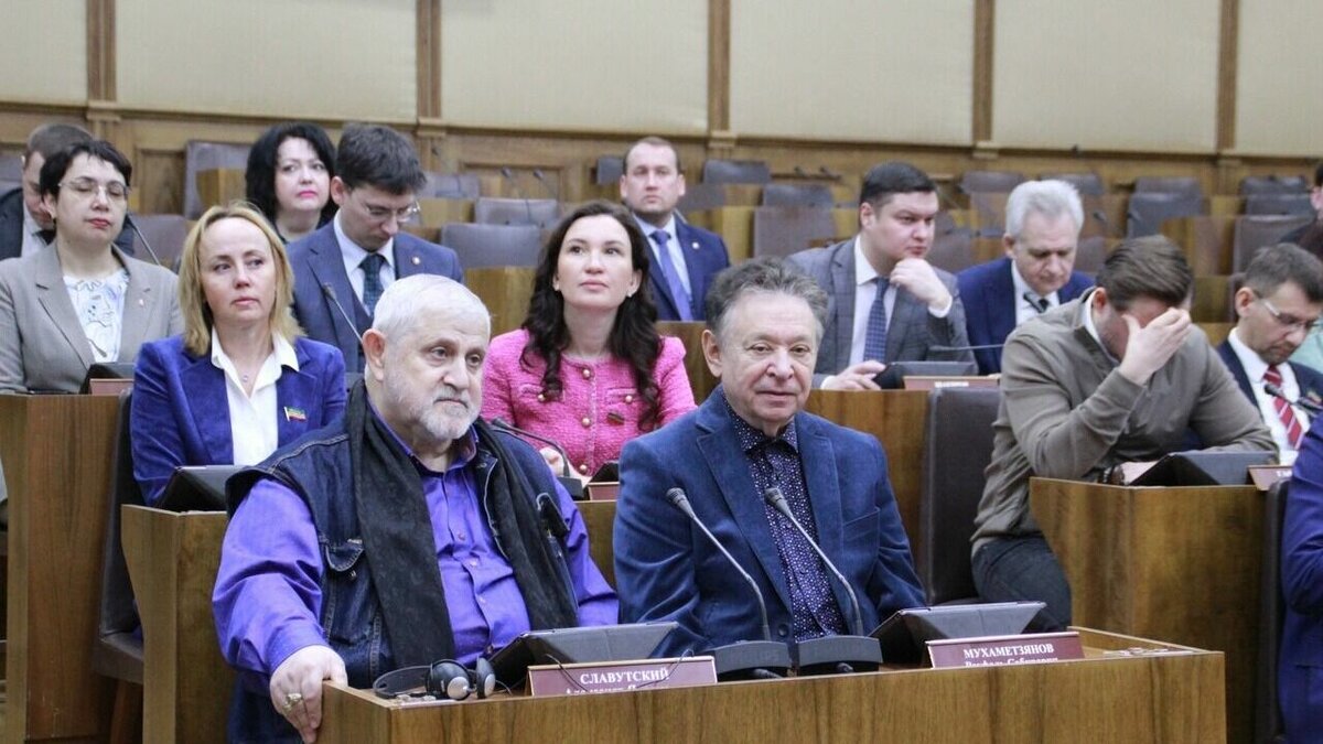     Председатель Комитета Госсовета Татарстана по образованию, культуре, науке и национальным вопросам Айрат Зарипов прокомментировал уход своего коллеги с заседания во время выступления коллег на татарском языке.