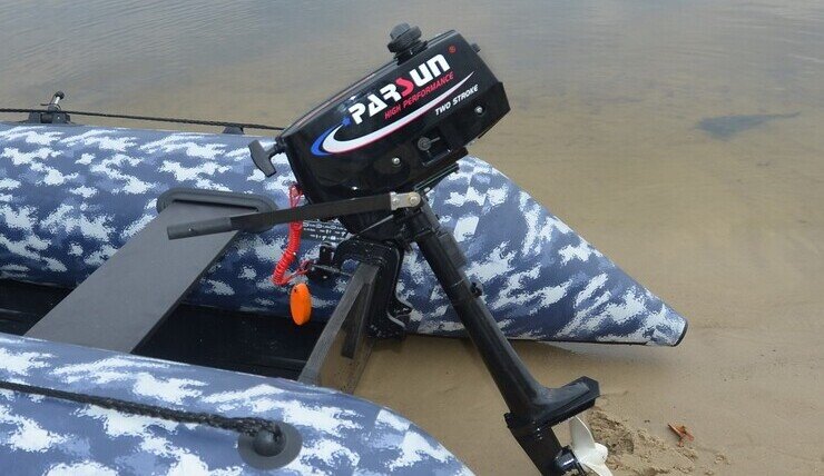 Мотор имеет встроенный топливный бак на 1,5 литра, но также может работать от внешнего топливного бака через шланг