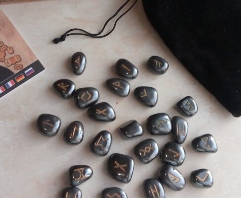 Руны из Гематита