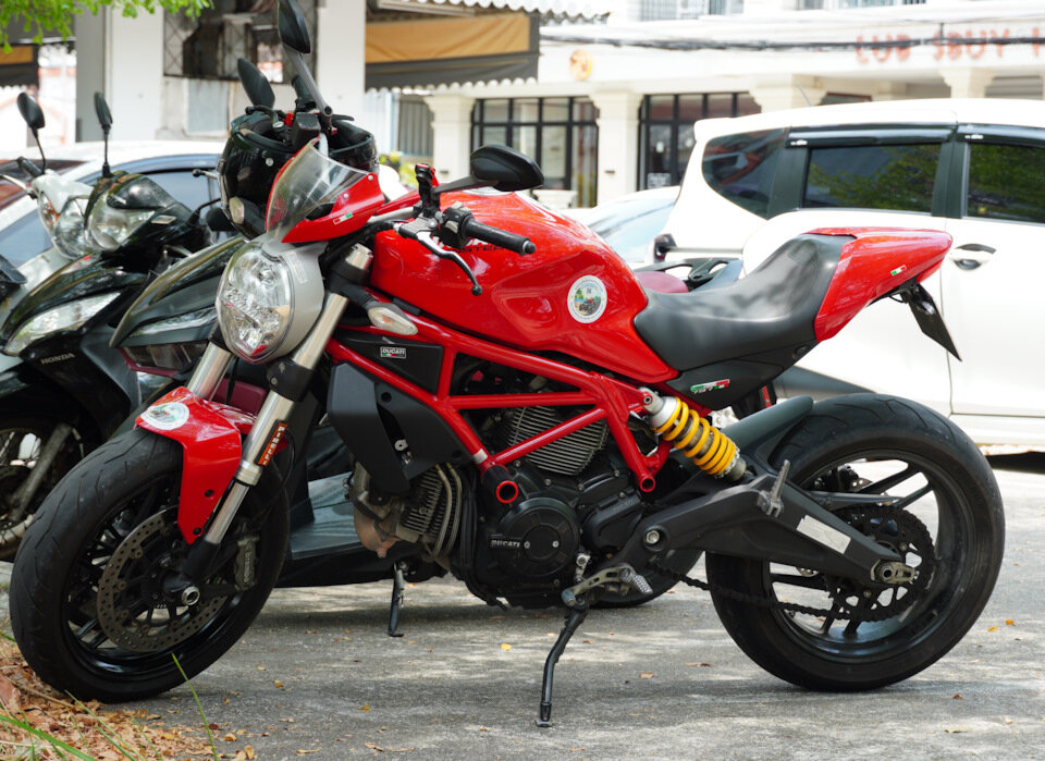 Как и полагается всему быстрому и итальянскому транспорту, он красный.