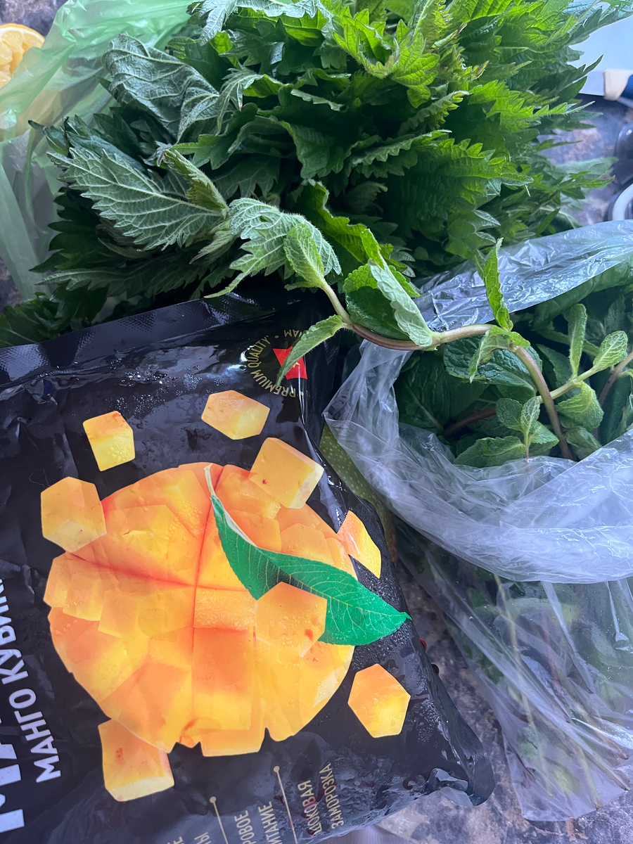 Нам понадобится:
-Пучок крапивы - 100-200гр 
-Манго замороженный (можно свежий) - 300 гр, можно использовать ягоды вместо манго (на ваш вкус)
-Мята свежая - пару веточек 
