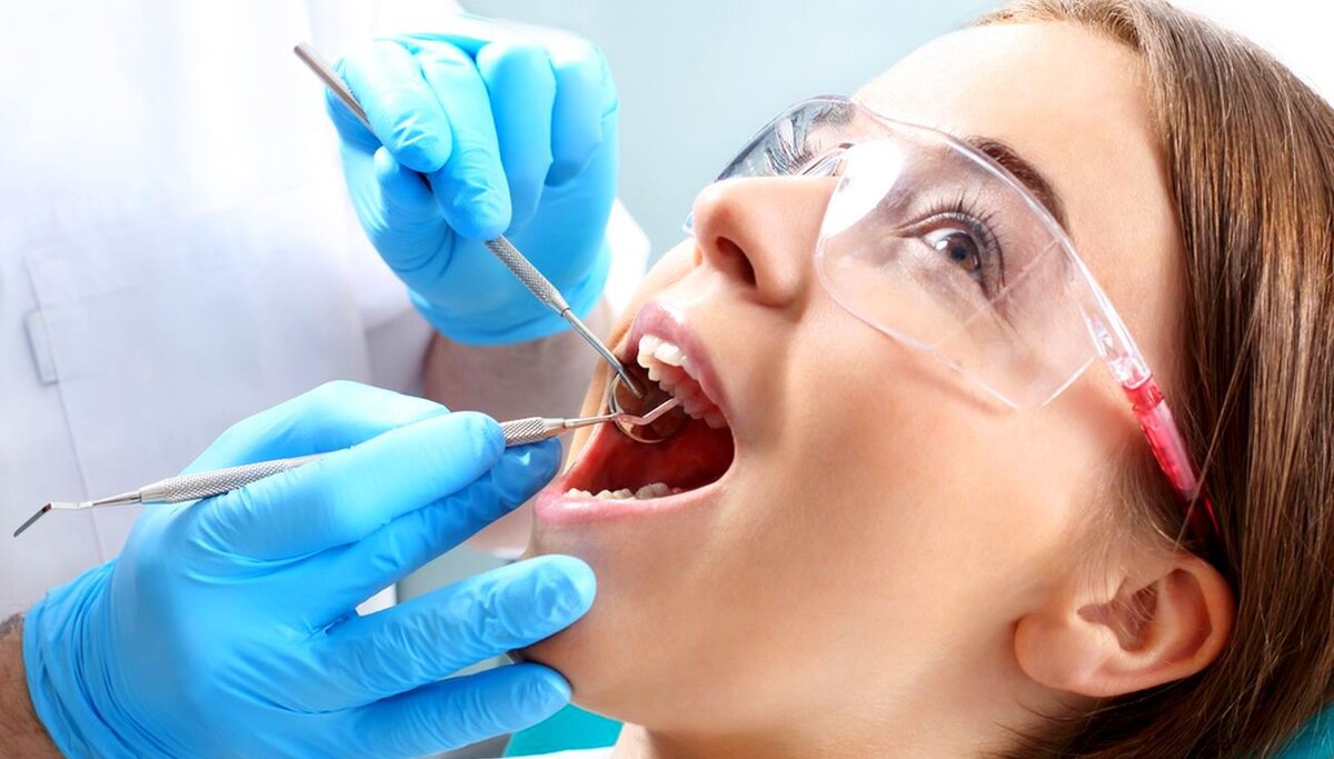 Врач который ставит зубы. Терапия стоматология. Зубы стоматолог.
