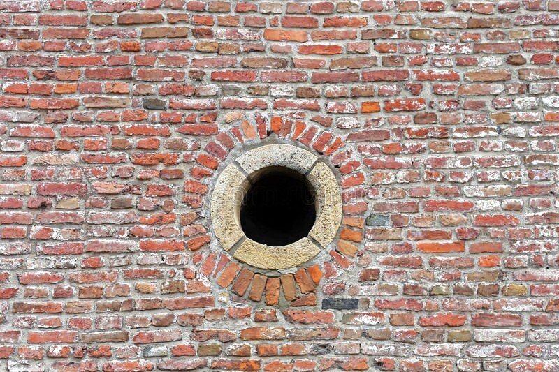 Копаем яму в скале. Круглая дыра в стене. Rounded hole. Square peg in a round hole. Черный круг на прозрачном фоне.