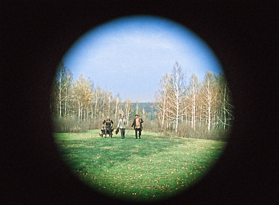 Колоритная гайдаевская троица – очень смешная и смотрится цельной. Но как могли сойтись такие разные персонажи? Впервые они появляются в короткометражке «Пёс Барбос и необычный  кросс» 1961 года.-2