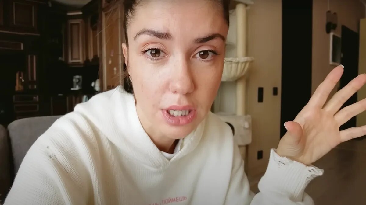 Стоп-кадр из видеоблога Агаты Муцениеце