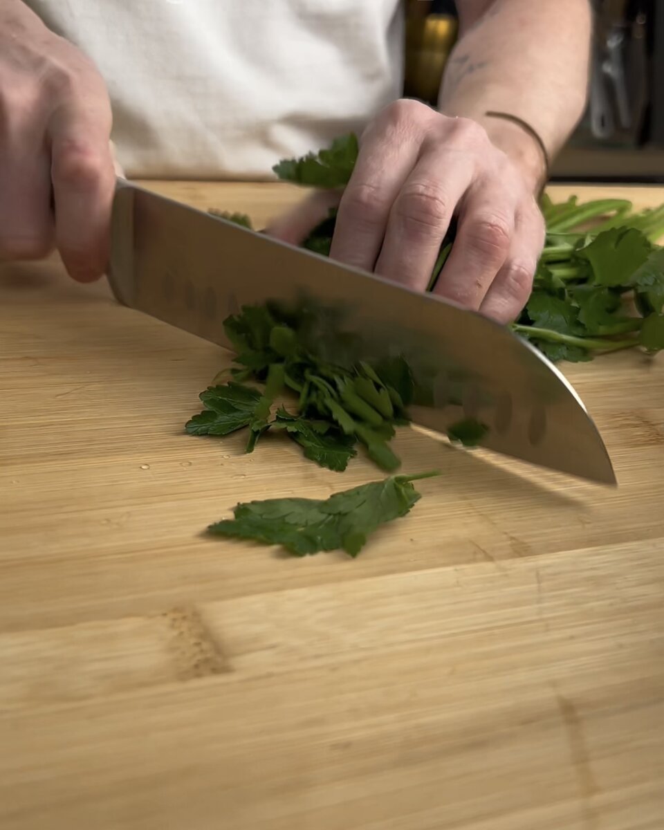 Мелко порезать петрушку.