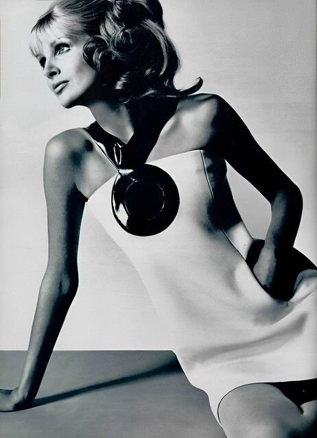 1. Pierre Cardin Haute Couture. Весна-лето 1969. Photo Roland Bianchini. Все иллюстрации взяты в открытых источниках в сети.