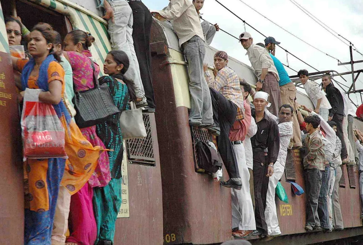 Индия условия жизни. Мумбаи Индия трущобы. Индия трущобы Мумбаи женщины. Поезда Индии в Мумбаи. Индия люди.