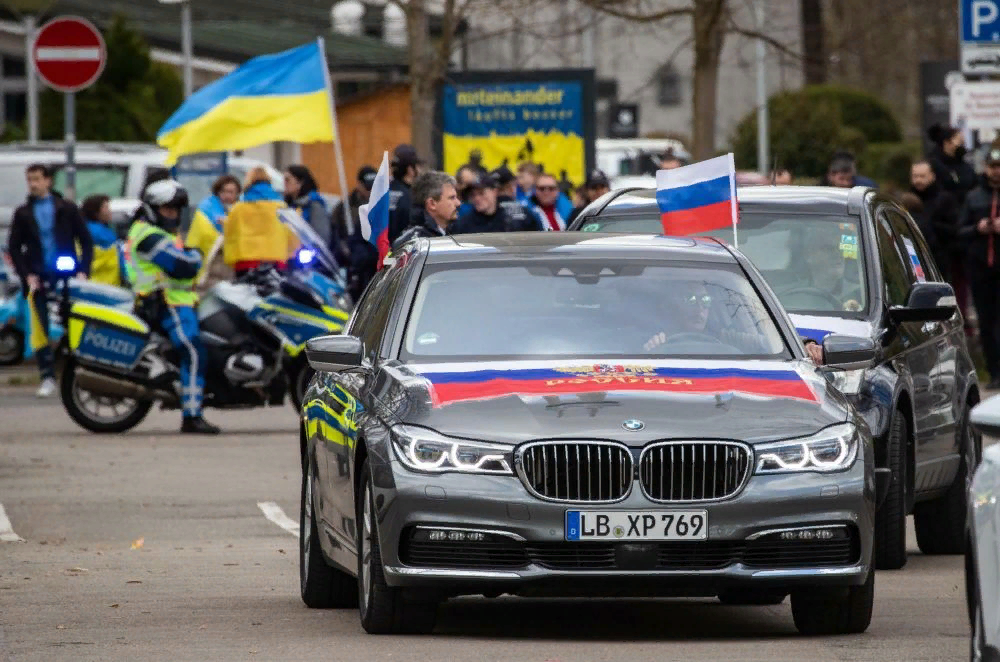 Автопробег в Германии в поддержку. Российский автопробег в Германии. Машина "полиция". Пророссийские демонстрации в Германии.
