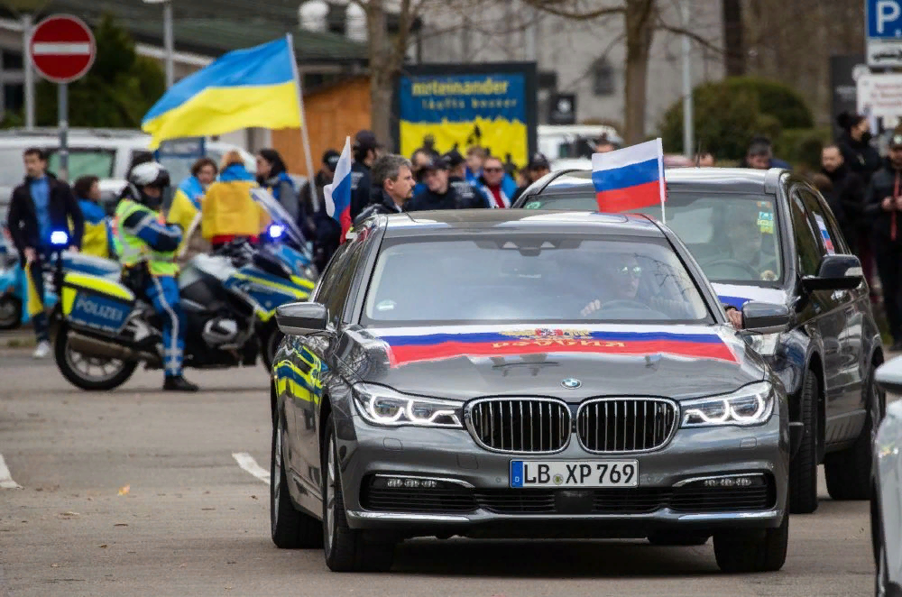 Автопробег в Германии в поддержку. Российский автопробег в Германии. Машина "полиция". Пророссийские демонстрации в Германии. Германия против украины