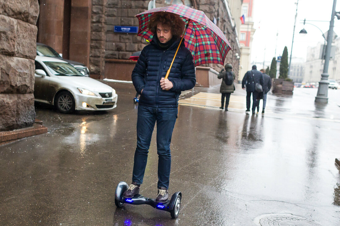 Ли кататься. Средства передвижения для пешеходов. Человек на гироскутере. Хипстер на самокате. Самокат на тротуаре.