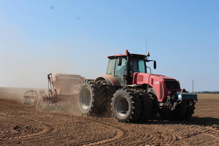    Аграрии Оренбургской области продолжают боронование почвы Кристина Просвиркина