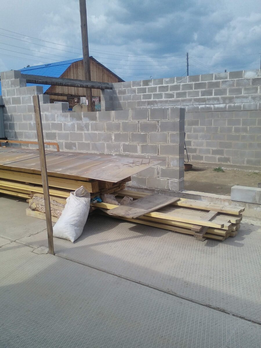 Самый важный элемент  - это фундамент. 