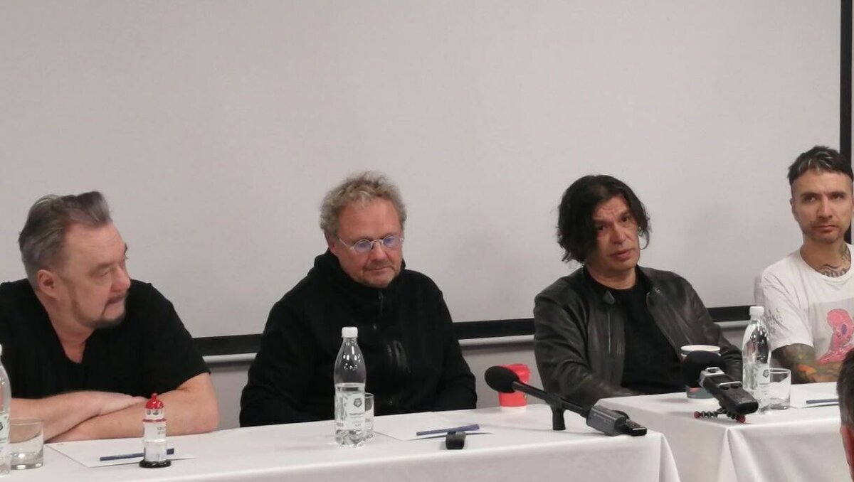     «Мы любим эти песни и с радостью их играем!» — этими словами начали общение с журналистами музыканты группы «Кино». Их концерт (16+) пройдёт сегодня во Владивостоке.