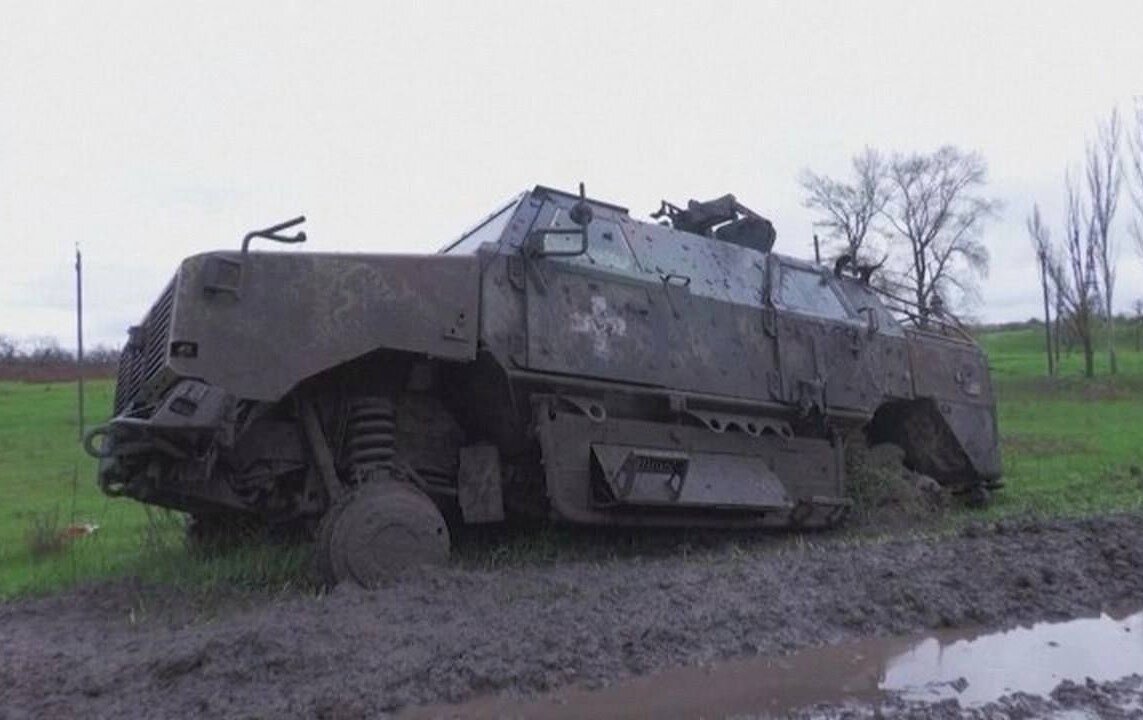 Заглавное фото: Уничтоженный на дороге в Бахмут украинский бронеавтомобиль Dingo, переданный Германией 