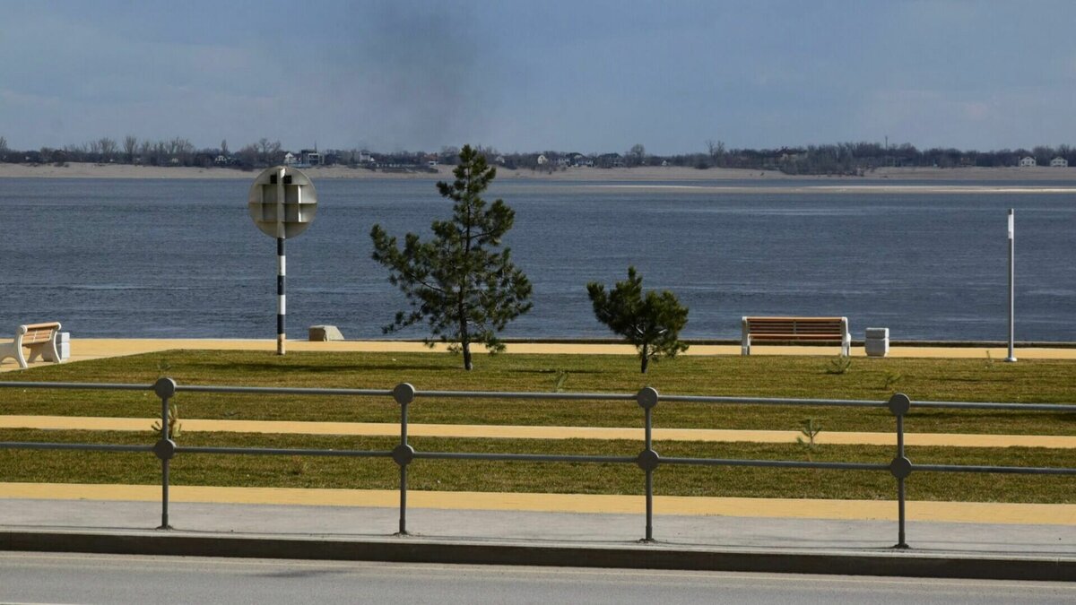     Нижняя терраса Центральной набережной Волгограда ушла под воду. Связано это с тем, что Волжская ГЭС увеличила сбросы воды.
