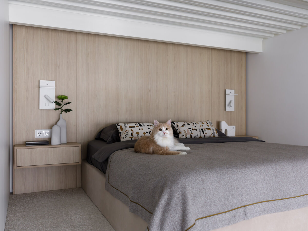 Спальня в квартире по дизайну Александры Качуриной. Столярные изделия, «Стильные кухни». Декоративные подушки, покрывало, Enere. Постельное белье, Zara Home.