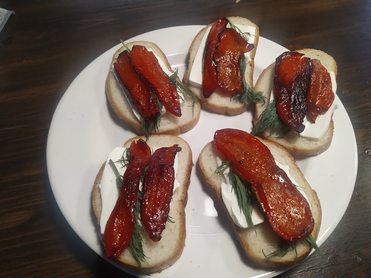 Яркие, нежные, сладковато-соленоватые бутерброды. 