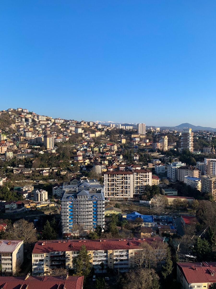 Вид на Сочи с балкона в районе Мамайка. 