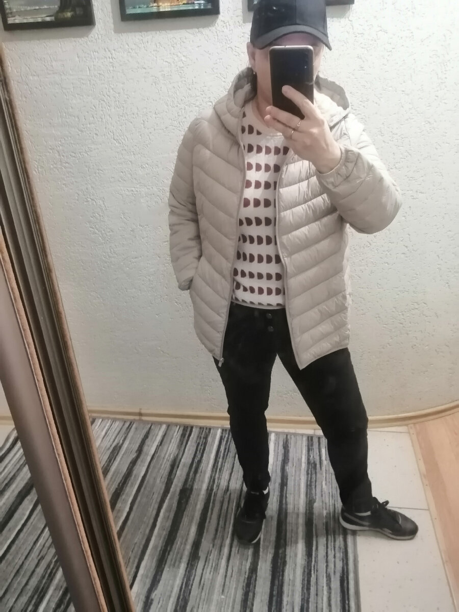 У нас похолодало, в ней бегаю.