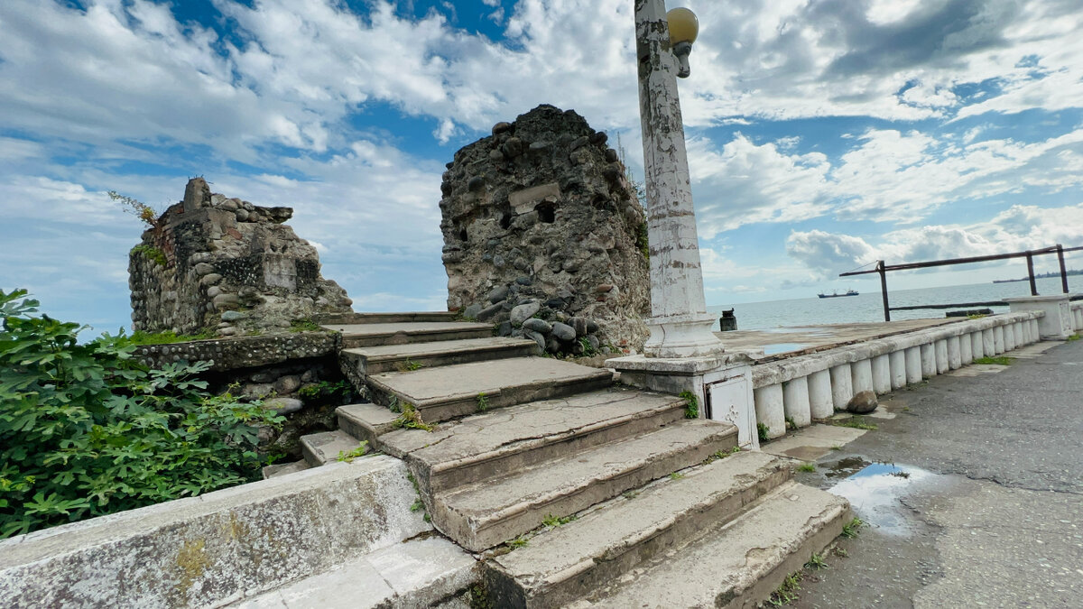 Фото автора. Сухум, набережная. Крепость Диоскурия.