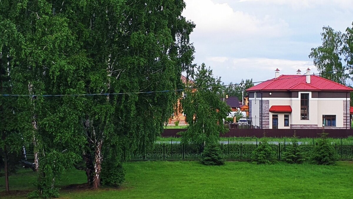     В Тюменской области падают цены на дачи и загородные дома. По итогам первого квартала 2023 года стоимость загородной недвижимости снизилась на 0,1%. Годовое падение составило 1,5%.