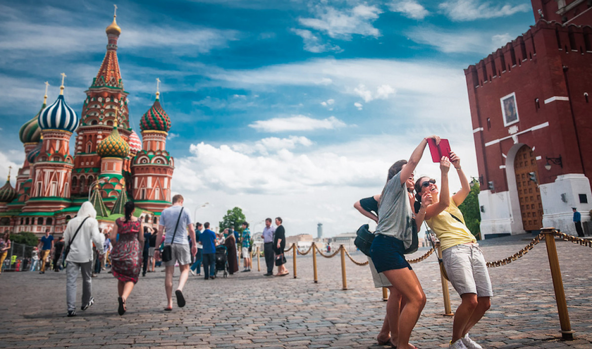 Тур в москву на 5 дней. Туристы в Москве. Туристы на красной площади. Туризм в Москве. Селфи на красной площади.