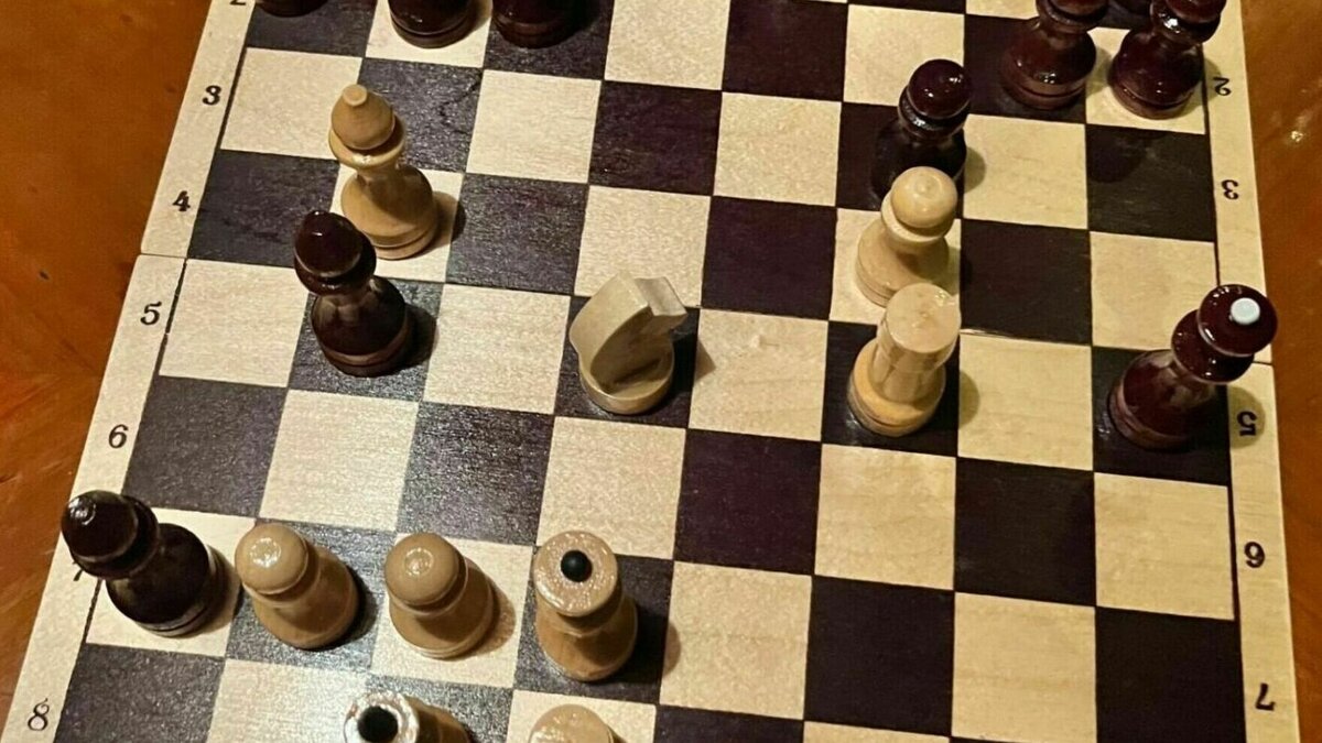     Российский гроссмейстер Ян Непомнящий и его соперник из Китая Дин Лижэнь сыграли вничью в восьмой партии за звание чемпиона мира по шахматам.