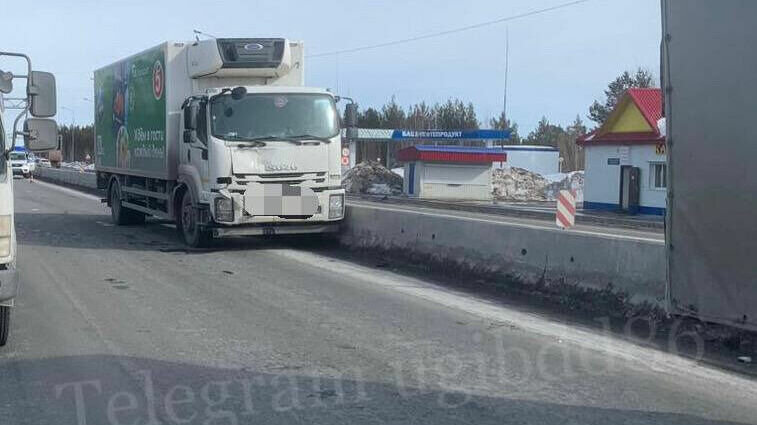     Все машины двигались в попутном направлении.