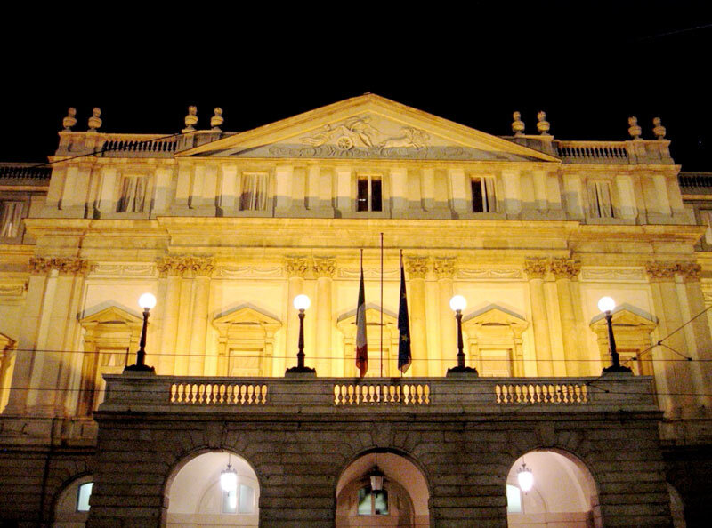 Ла Скала ночью. Источник: wikimedia.org